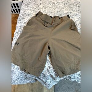 Under armour khaki shorts Men’s size S